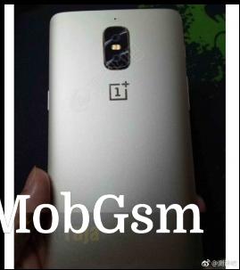 (Alleged) OnePlus 5 prototype: notice the LED flash