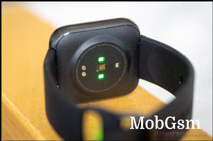 Charging pins, PPG optical heart rate sensor, and SpO2 sensor on Realme Watch