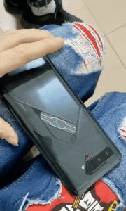 Asus ROG Phone 5: The rear screen showing an incoming call icon