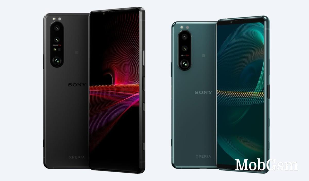  Sony Xperia 1 III (left) 