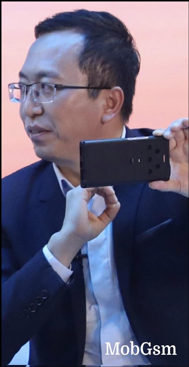 George Zhao, Honor CEO, with the suspected Magic 3 smartphone