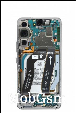 Samsung Galaxys S22 Ultra and S22 with their back panels removed; Source: iFixit