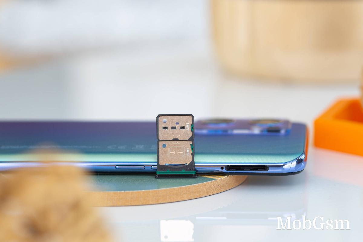 Behold! A microSD slot on the Oppo Reno7 5G (aka Oppo Find X5 Lite)