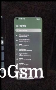 Some users report green tint issues on their Nothing phone (1) displays