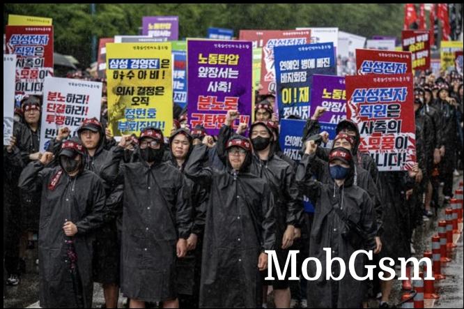 National Samsung Electronics Union members march at Hwaseong Campus (Korea Times photo by Shim Hyun-chul)