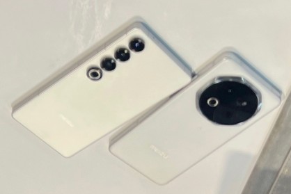 Meizu 21 Pro (left) next to Meizu 22 Pro (right)