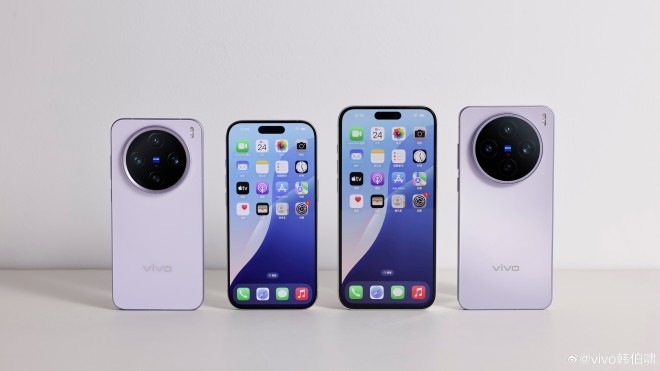 The upcoming vivo X200s (right) and the current vivo X200 Pro mini (left)