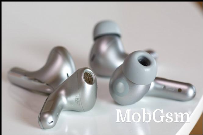 Xiaomi Buds 5 (left) vs Buds 5 Pro (right)